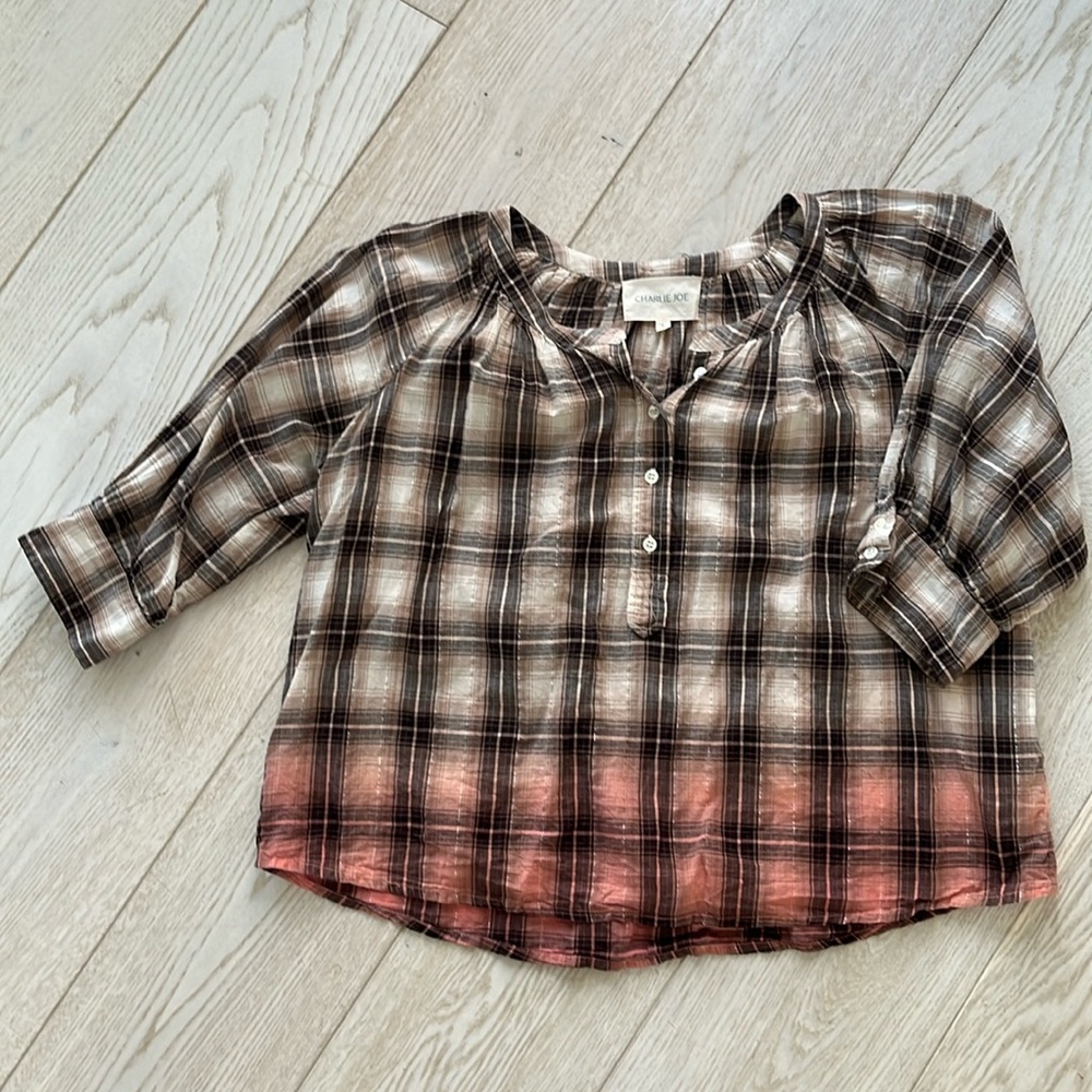 Charlie Joe size small lightweight 3/4 sleeve top.
